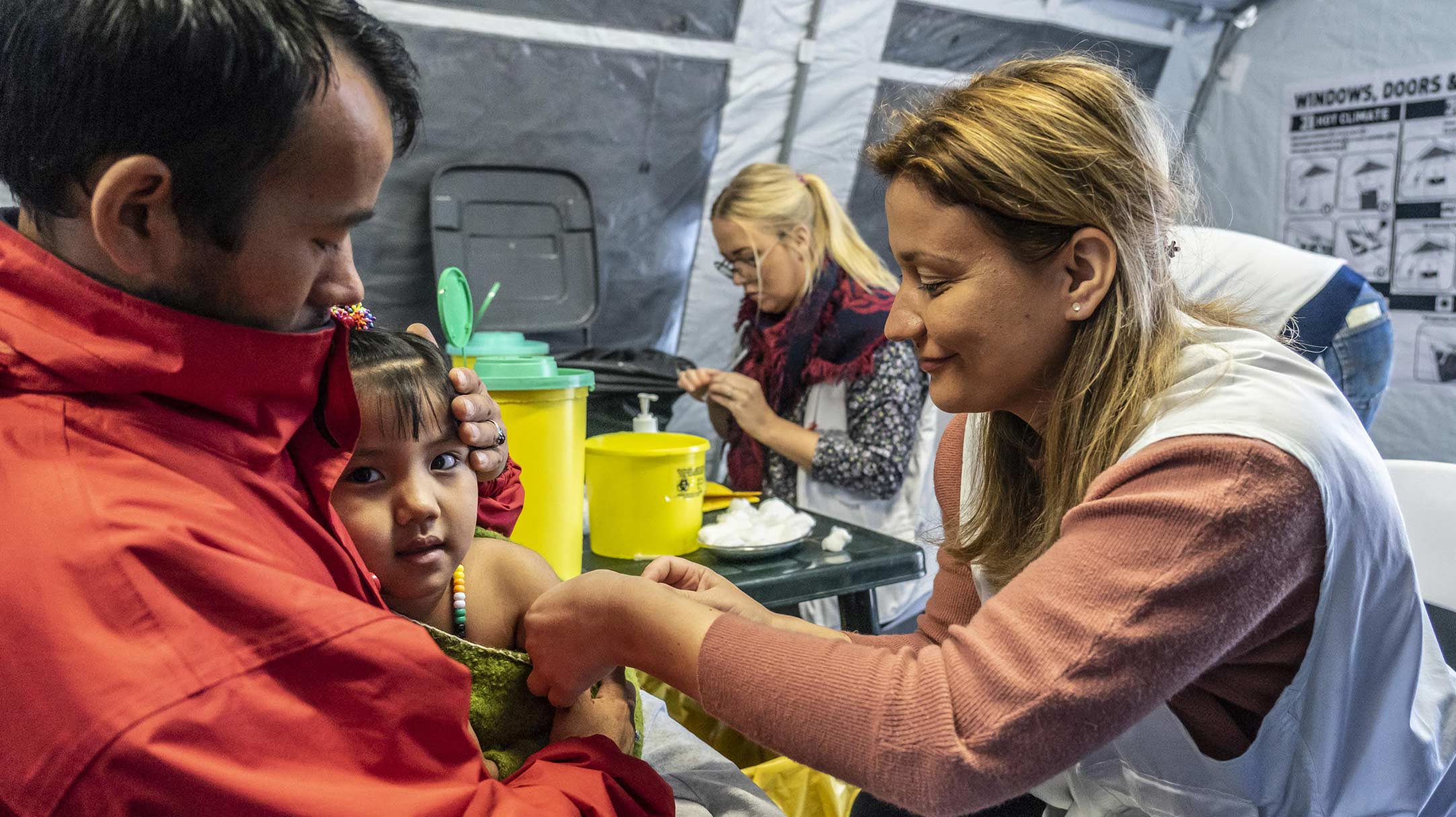 Il nostro staff effettua visite mediche nella clinica pediatrica di MSF a Moria, Grecia