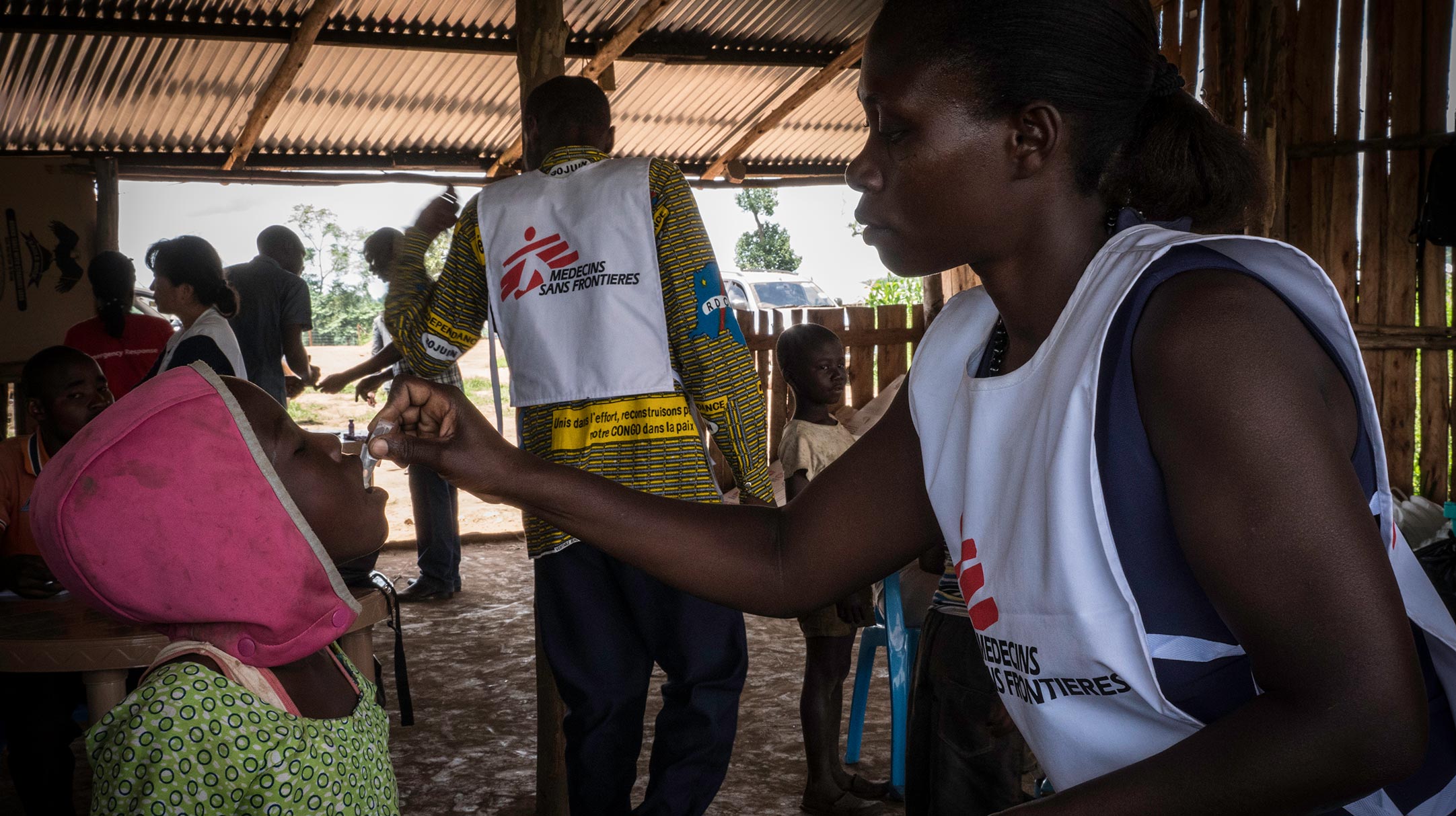 Operatori umanitari di Medici Senza Frontiere durante una campagna di vaccinazione