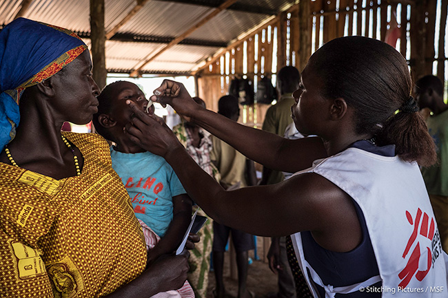 Operatori umanitari di Medici Senza Frontiere durante una campagna di vaccinazione