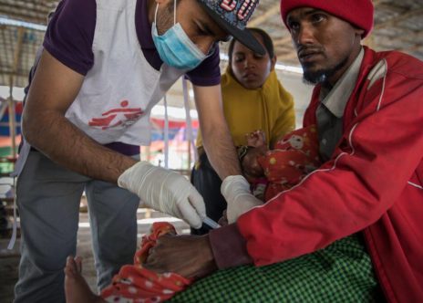 Operatore umanitario nei campi che ospitano rifugiati Rohingya