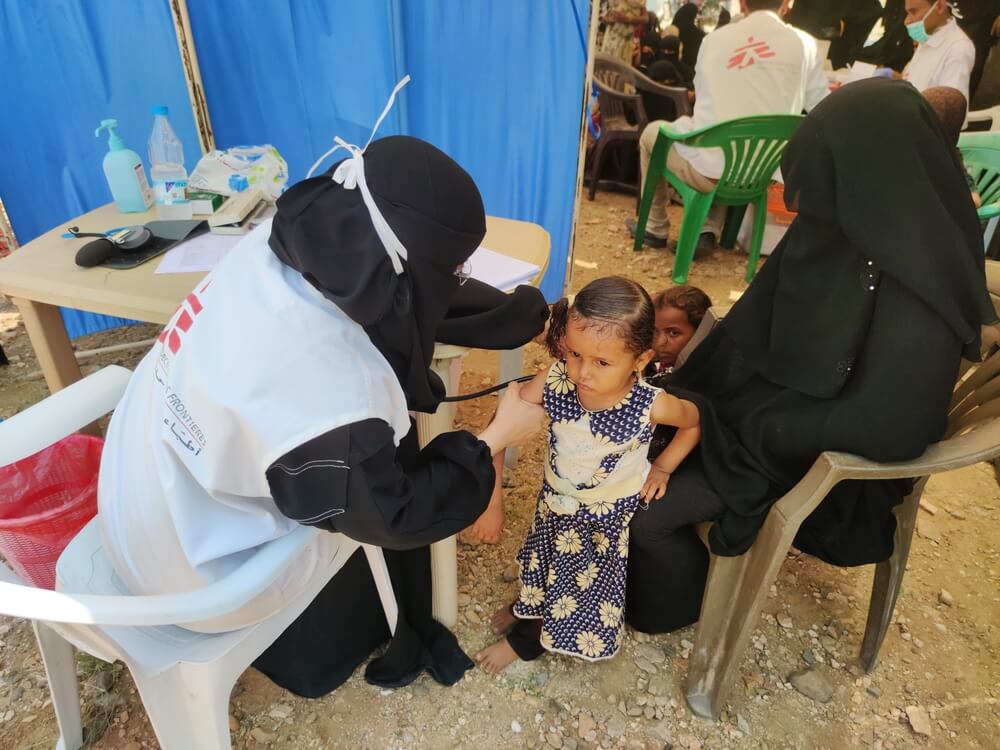 Consultazione durante un'attività con la clinica mobile di MSF per gli sfollati nel campo di Khudaish, distretto di Abs (Yemen)