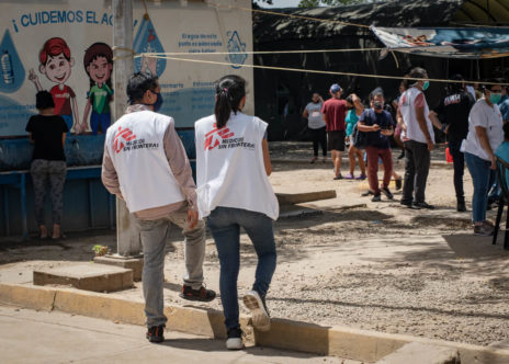 Membri del team di MSF visitano una stazione di quarantena nella frontiera venezuelano, Táchira