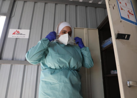 Una infermiera MSF entra nel centro di trattamento per il Covid-19 nel campo di Zaatari