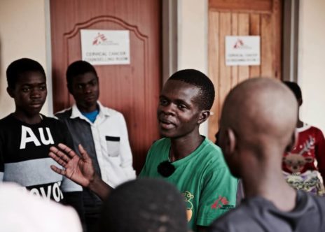 Chilungamo, 20 anni, parla con i ragazzi sieropositivi del teen club