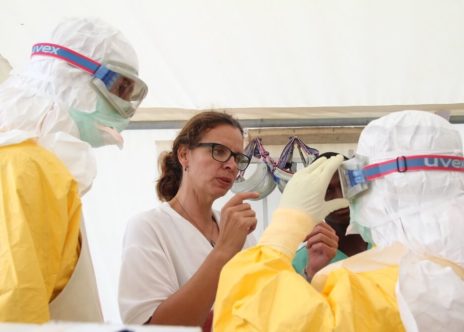 Anja Wolz con altri operatori MSF