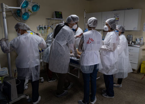 Medici in azione in centro di trattamento Covid-19