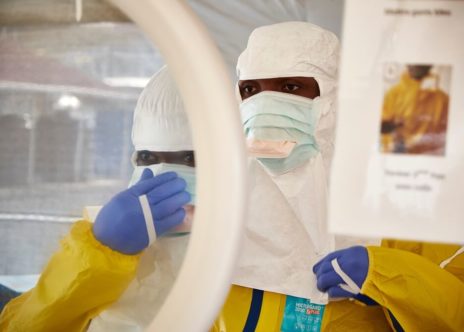 Medici che indossano dispositivi di protezione