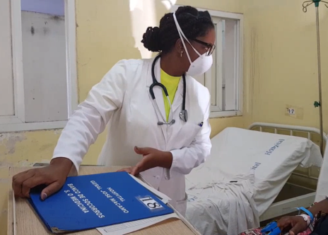 Medico che indossa dispositivi di protezione anti-Covid