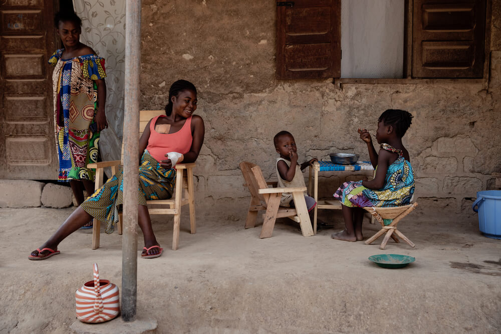 France e la famiglia sul terrazzo di casa