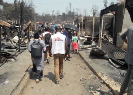 Edifici distrutti nel campo di Cox's Bazar