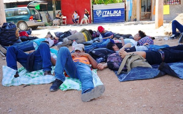 Migranti dormono all'aperto.