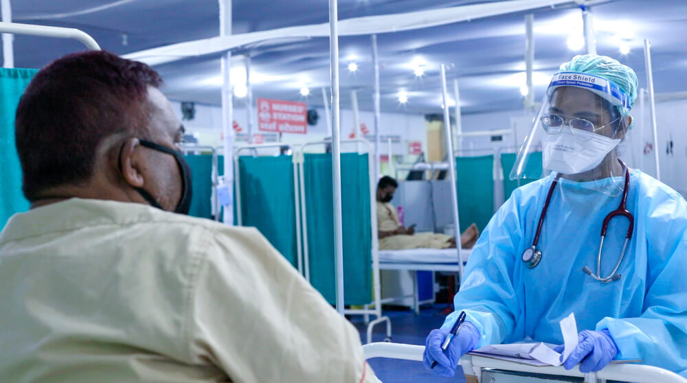 Operatore MSF effettua una visita a un paziente Covid-19 in India