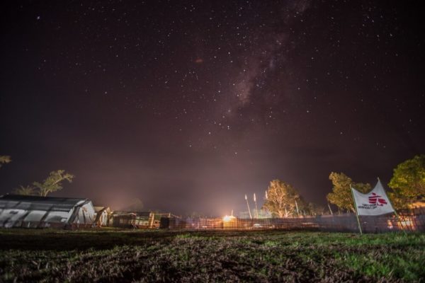 Notte stellata su un centro di salute MSF