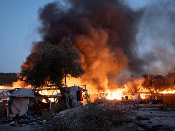 Incendio nel campo di Moria