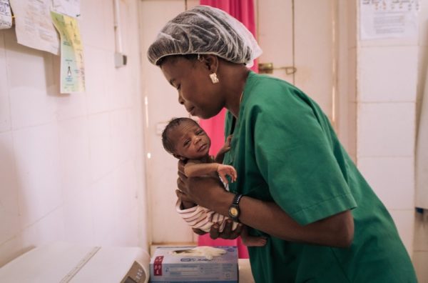 Un'ostetrica nel centro sanitario MSF di Ndu fornisce cure a un neonato