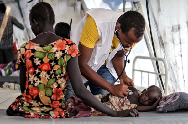 Un membro di MSF esamina un paziente nell'unità di degenza di MSF nella città di Pibor