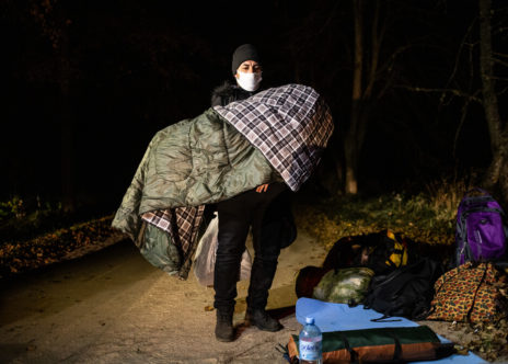 Un migrante al confine bielorusso