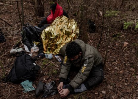 una famiglia di migranti al confine con la Polonia