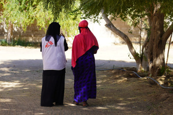 Sfollata Etiope con staff MSF a Marib, Yemen