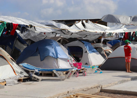 Tende di migranti nella piazza Reynosa, Messico