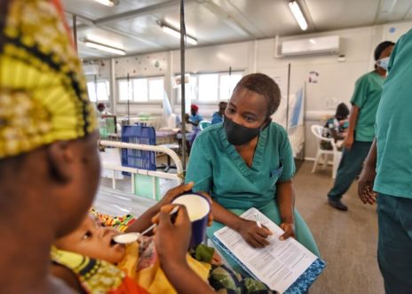 Medico MSF mentre visita un paziente nell'ospedale di Kenema, Sierra Leone