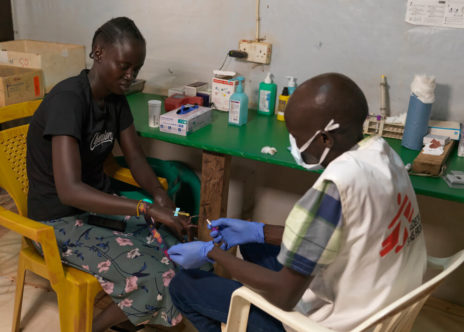 Sud Sudan: medico MSF visita paziente
