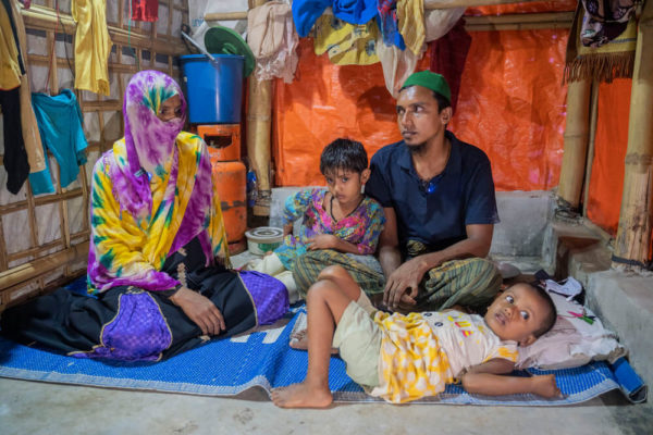 famiglia Rohingya composta da mamma, papà e due figli in un campo profughi in Bangladesh