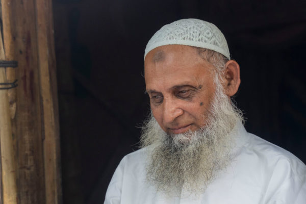 primo piano di uomo 65enne Rohingya che vive da cinque anni in un campo profughi in Bangladesh
