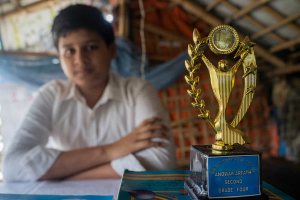 Anwar, studente Rohingya nel campo profughi di Jamtoli con un premio scolastico 