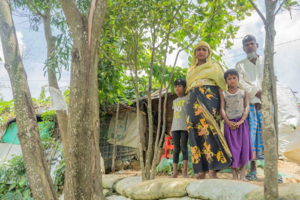 famiglia Rohingya comporta da madre, padre e due sorelline gemelle