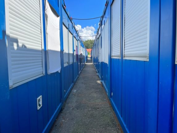 Vista esterna dei container all'interno del campo per rifugiati di Rukla, Lituania