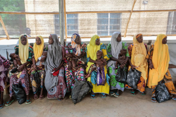 Madri e i loro bambini in attesa di ricevere le cure presso il centro ambulatoriale di alimentazione terapeutica di MSF di Kofar Marusa in Nigeria