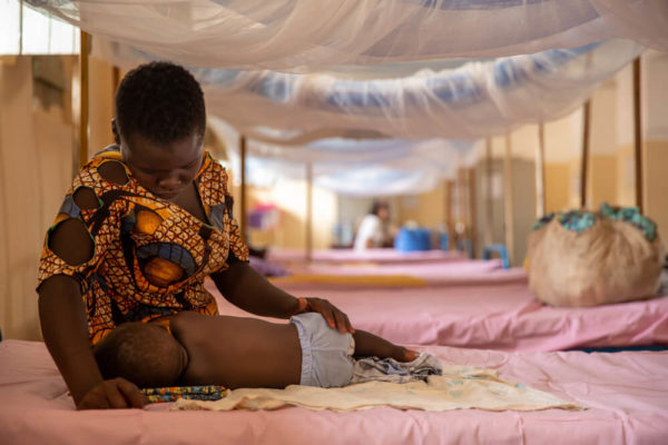 Una mamma con il figlio su un letto dell'ospedale di MSF a Tambura