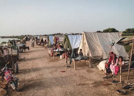 Persone colpite dall'alluvione nelle tende presso il bund di protezione dalle inondazioni nel villaggio di Johi, Pakistan