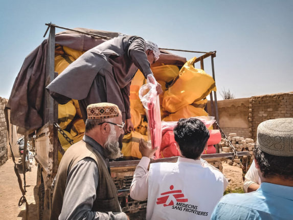 Il team MSF distribuisce generi di soccorso non alimentare e acqua potabile