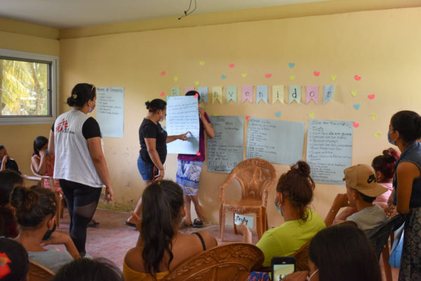il team MSF porta consapevolezza nelle comunità a Choloma sui temi di salute sessuale e riproduttiva