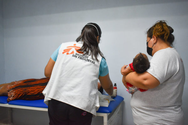 un medico e un'infermiera di MSF effettuano un controllo post-parto su una paziente nella clinica mobile MSF a La Bueso