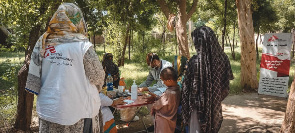 medici di MSF visitano pazienti presso la clinica mobile a Dadu