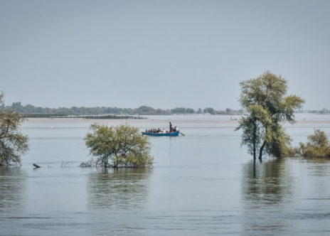 Vista di un villaggio attualmente sommerso nell'area di Sukkur.
