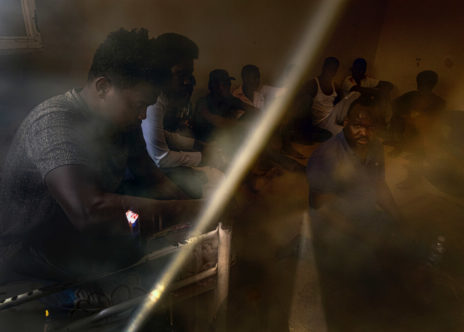 Migranti in un centro di detenzione in Libia