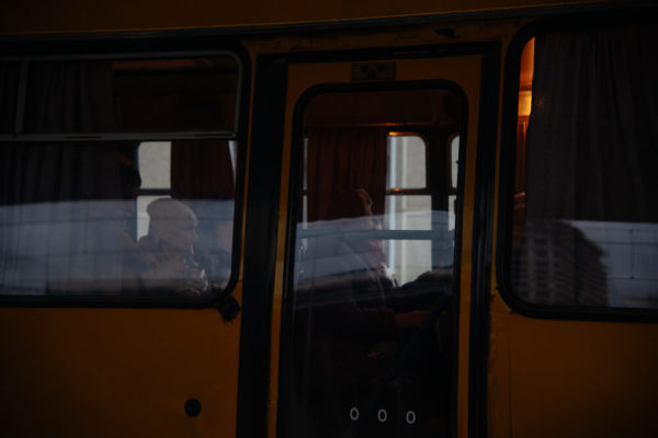 Pazienti con disturbi psichiatrici e neurologici, appena scesi dal treno medicalizzato di MSF, aspettano di essere trasferiti negli ospedali di Kiev.