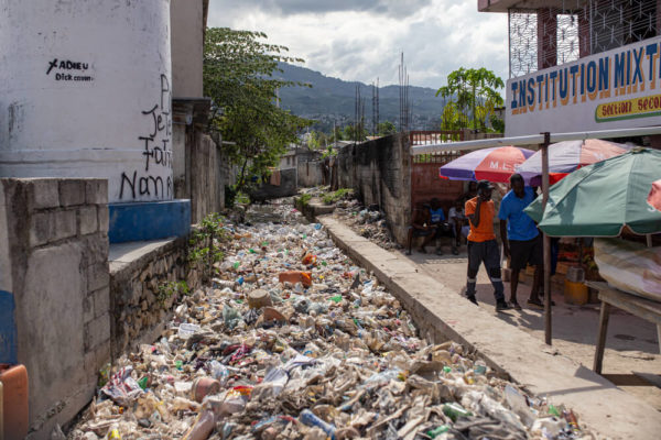 Rifiuti accumulati in uno dei canali del quartiere di Cité l'Eternel, a Port-au-Prince