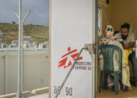 Un promotore sanitario di MSF che parla con un paziente all'interno della clinica mobile nel Centro di accesso controllato a Zervou, Samos.
