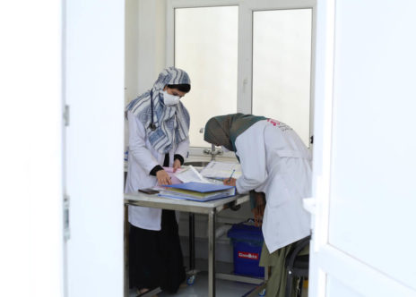 Due infermiere di MSF in una sala di consultazione nel reparto femminile dell'ospedale per la tubercolosi resistente ai farmaci (DR-TB) di MSF nella città di Kandahar, provincia di Kandahar, Afghanistan.