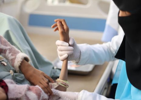 Un'infermiera assiste un bambino malnutrito, ospedale Khamer Al Salam