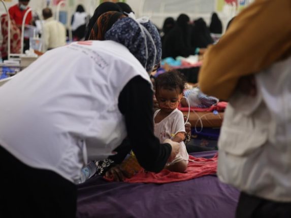 Un'infermiera di MSF si prende cura di un bambino affetto da malnutrizione