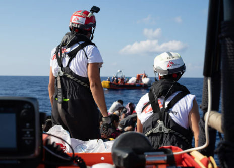 due operatori MSF di spalle, durante un'operazione di salvataggio