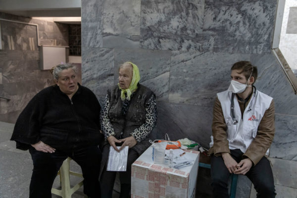 Pazienti in una clinica mobile allestita nella metro di Kharkiv