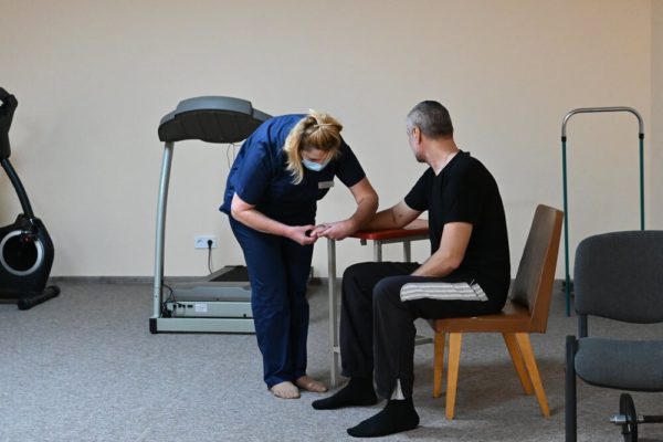 Fisioterapia ad un paziente MSF in Ucraina