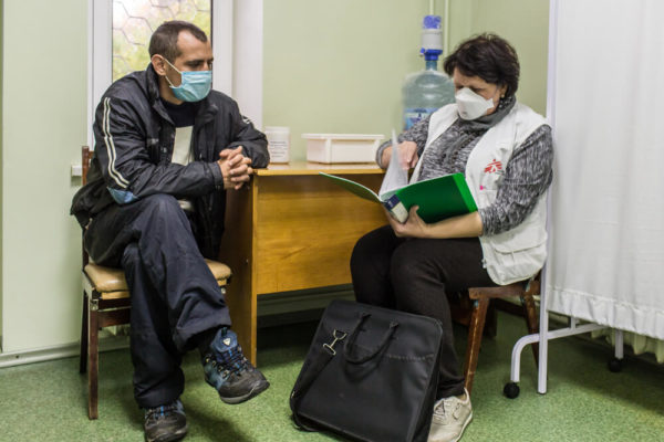 operatore Msf con paziente in Ucraina